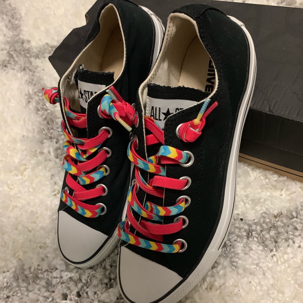 Converse low tops with elastic laces.
